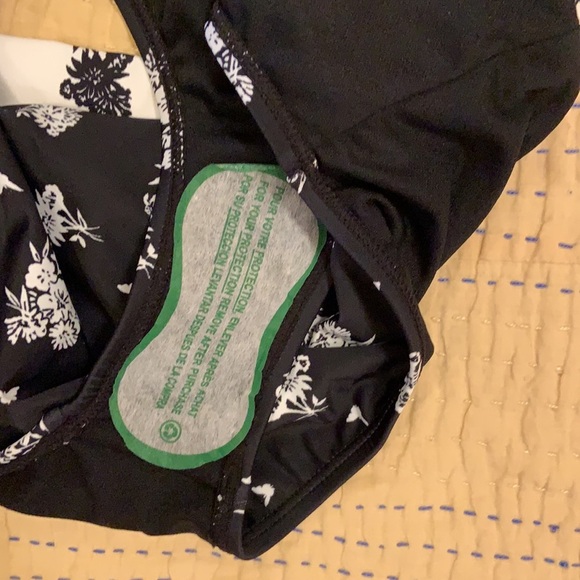 22. Black and White Bikini Bottom - Picture 9 of 9